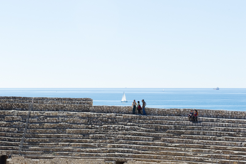 Niños jugando a barcos